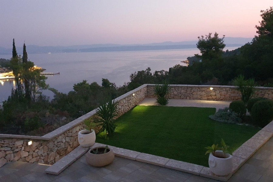 Gepflegter Garten mit Meerblick in Kroatien