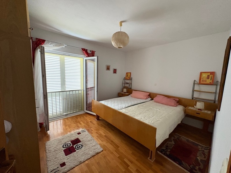 Schlafzimmer mit Doppelbett und Terrassentür