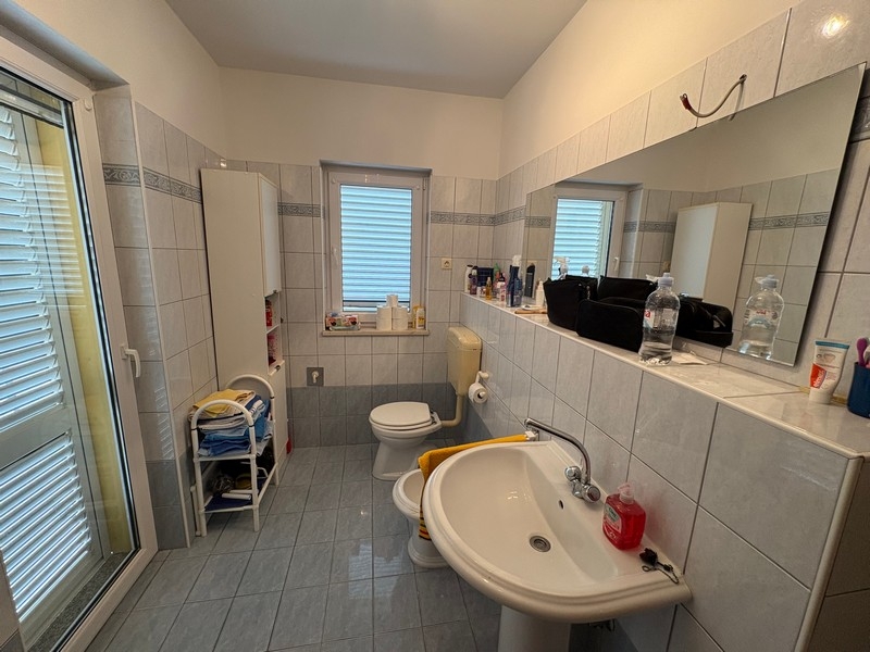 Badezimmer mit Toilette und Waschbecken