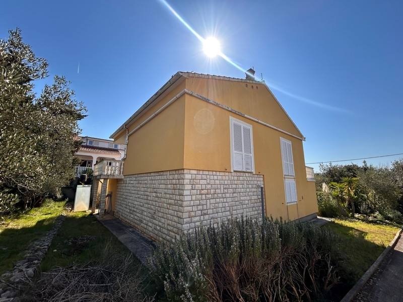 Familienhaus mit Steinsockel und Garten auf der Insel Ugljan