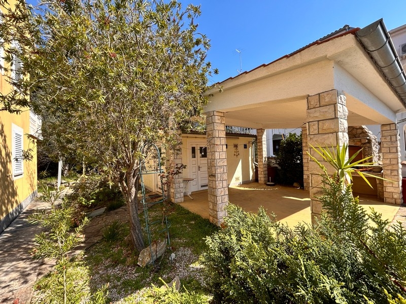 Überdachte Terrasse mit Steinsäulen am Haus