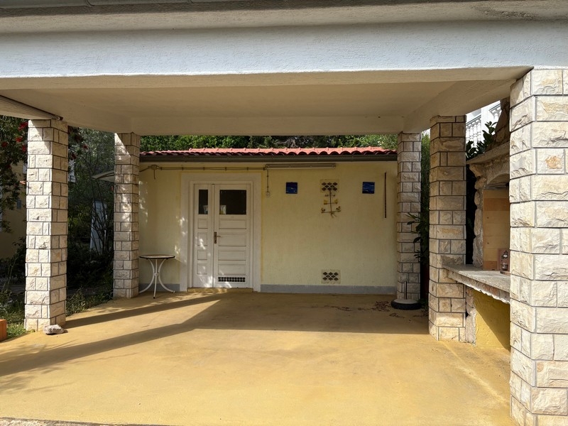 Überdachte Terrasse mit Hauseingang