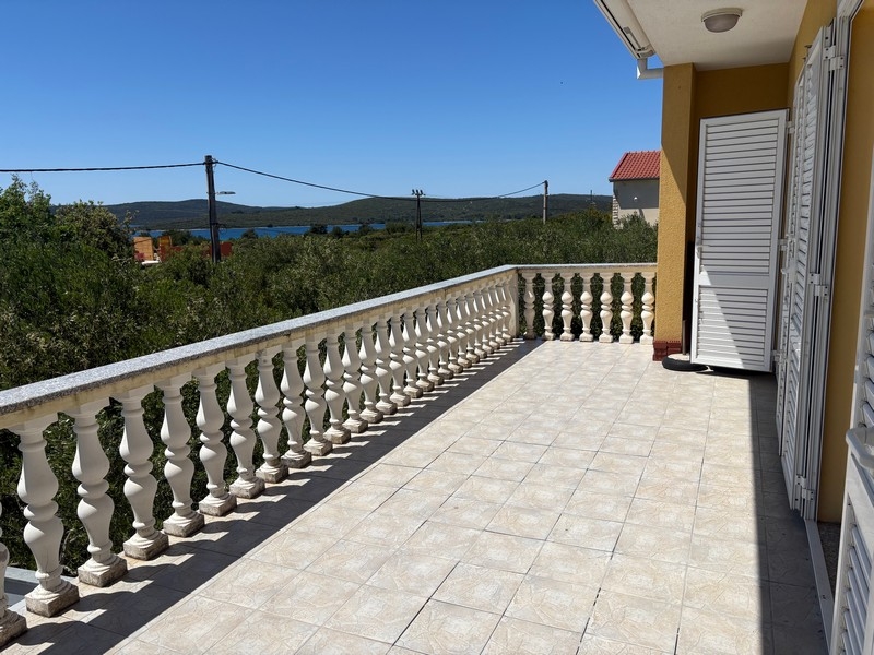 Große Terrasse mit Meerblick und Balustrade in Kroatien