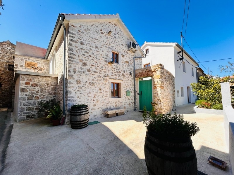 Steinhaus mit grüner Tür und Innenhof in Kroatien
