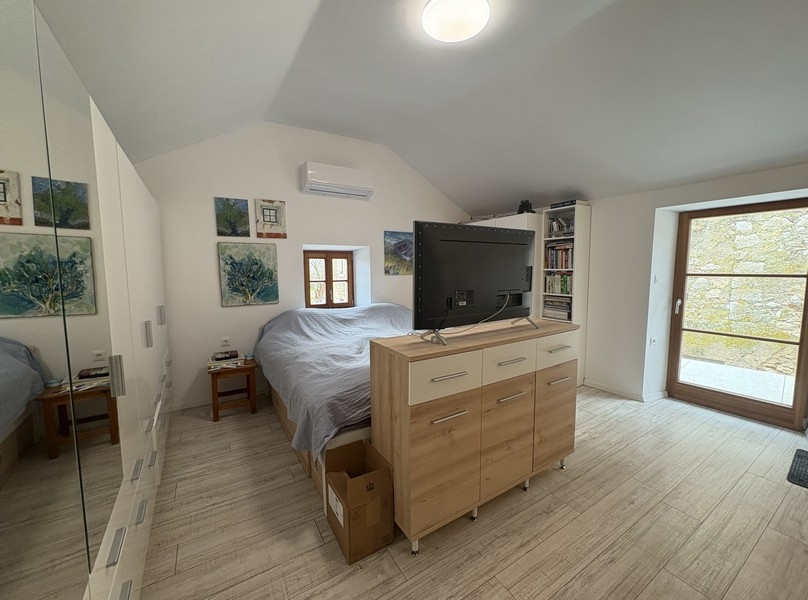 Schlafzimmer mit Doppelbett und Klimatisierung