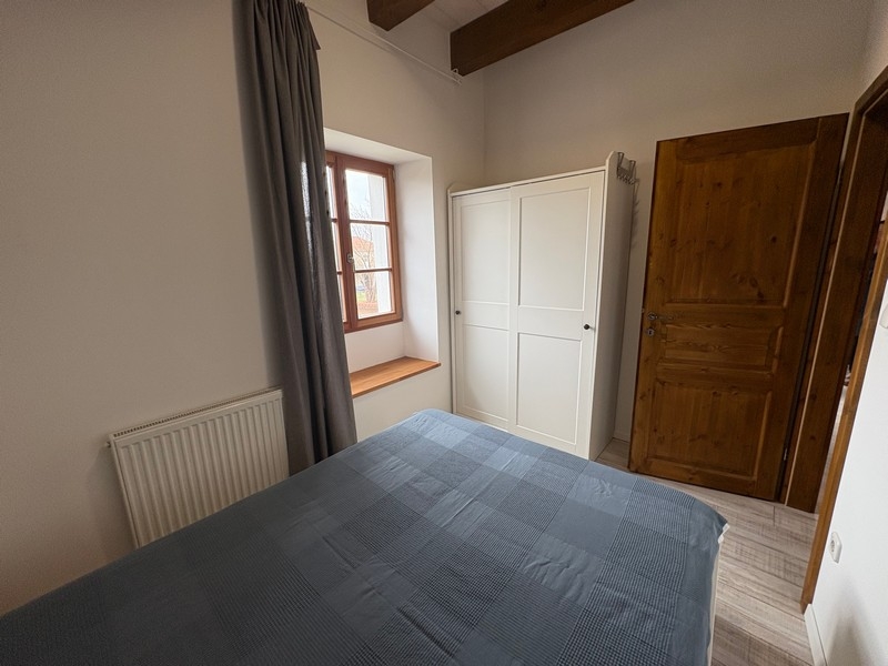 Schlafzimmer mit Doppelbett und Kleiderschrank