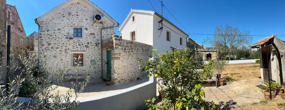 Aussenansicht Steinhaus mit Garten in Kroatien