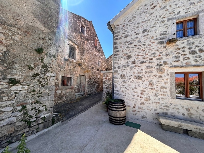 Gepflasterter Innenhof zwischen Steinhäusern