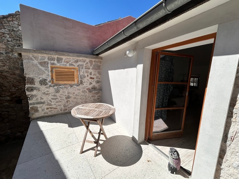 Terrasse mit Steinwand und Sitzplatz