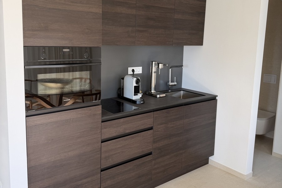 Küche mit Backofen und Kaffeemaschine