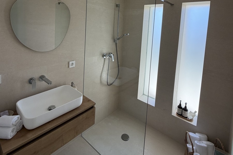 Badezimmer mit Waschbecken und Dusche