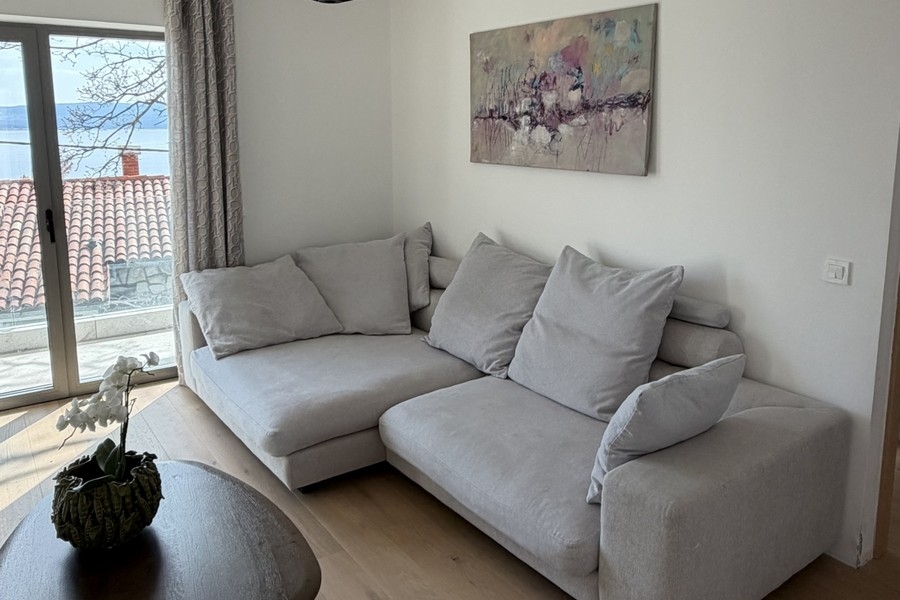 Wohnbereich mit grauer Couch