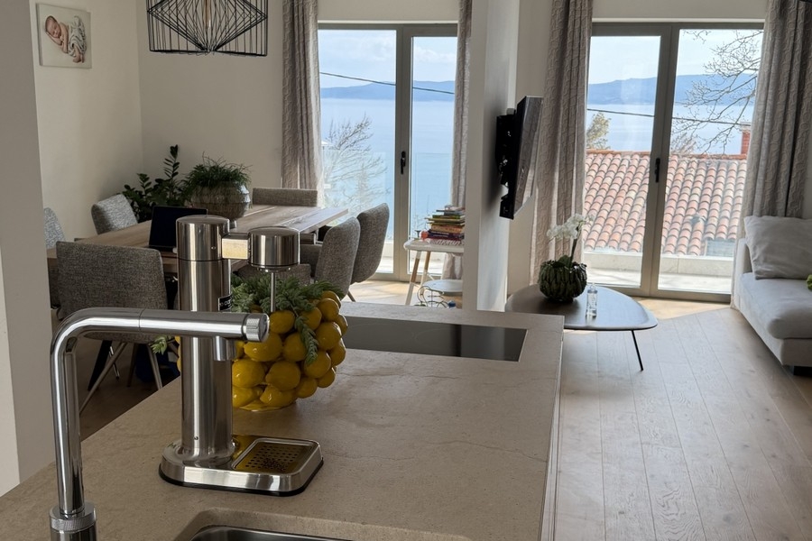 Heller Wohnraum mit Meerblick