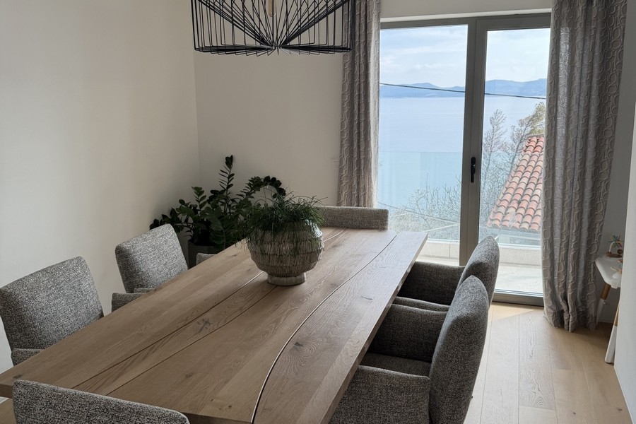 Sitzbereich mit Tisch und Meerblick