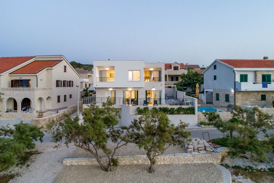 Beheizter Swimmingpool der Villa mit Blick auf das Meer