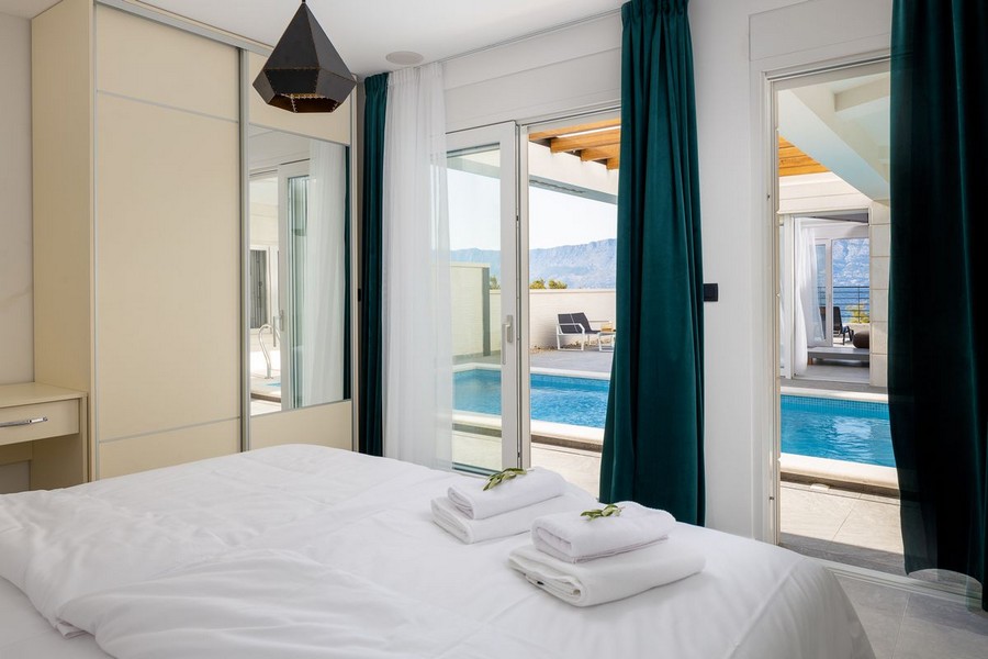 Wohnzimmer der Villa mit Zugang zur Terrasse