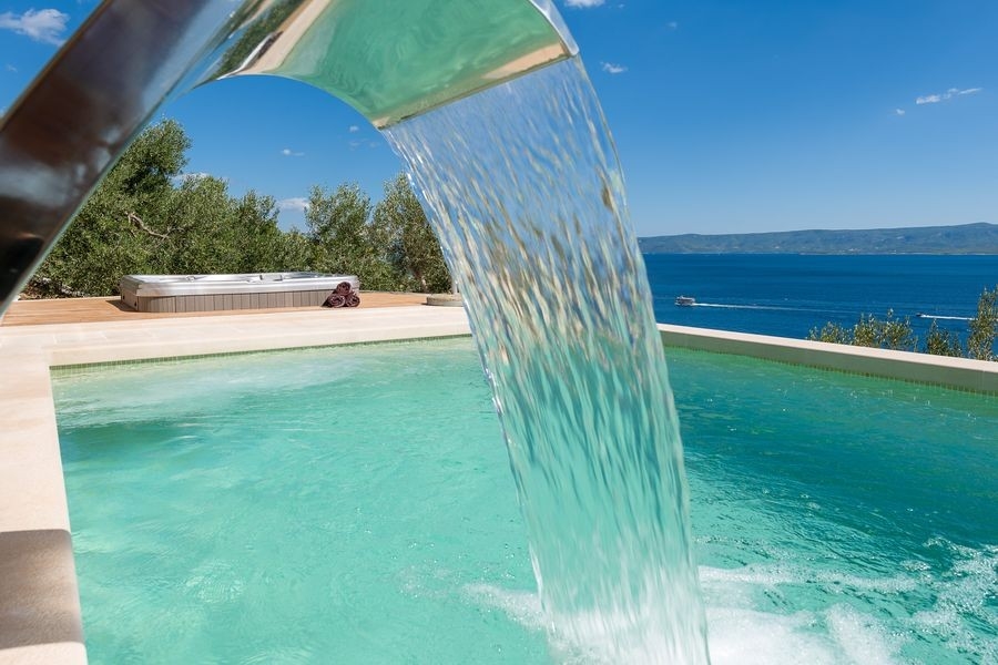 Schwalldusche am Swimmingpool mit Meerblick