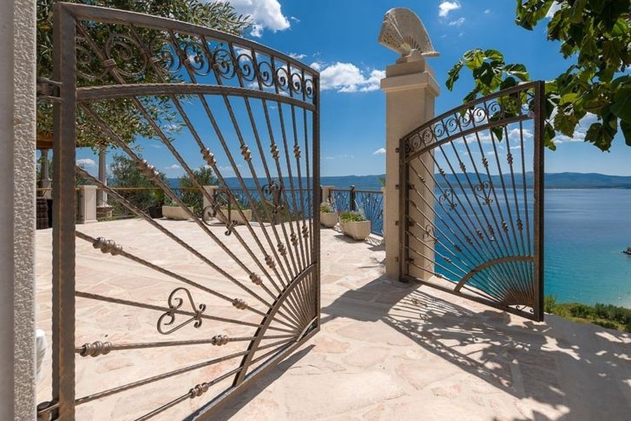 Schmiedeeisernes Tor mit Meerblick in Kroatien