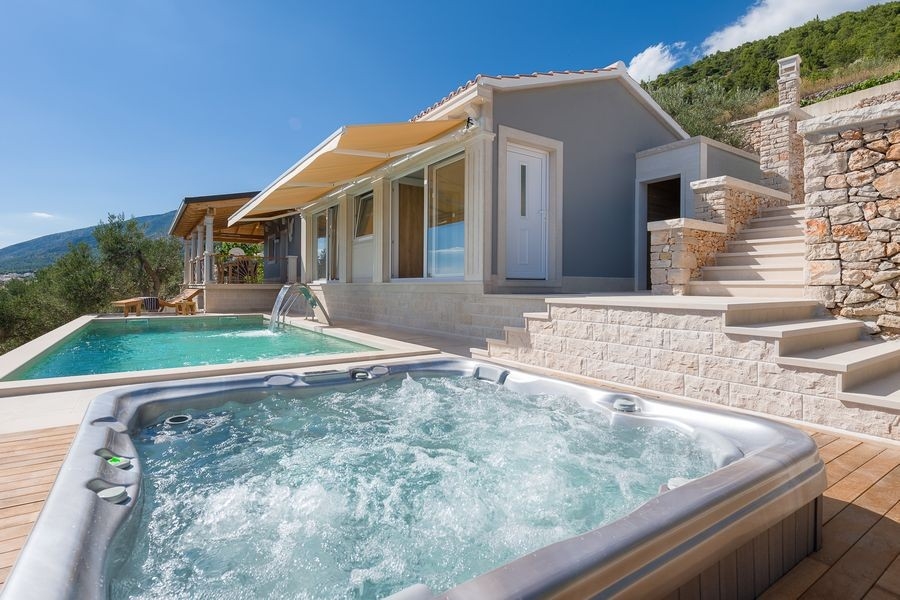 Whirlpool auf der Terrasse mit Meerblick