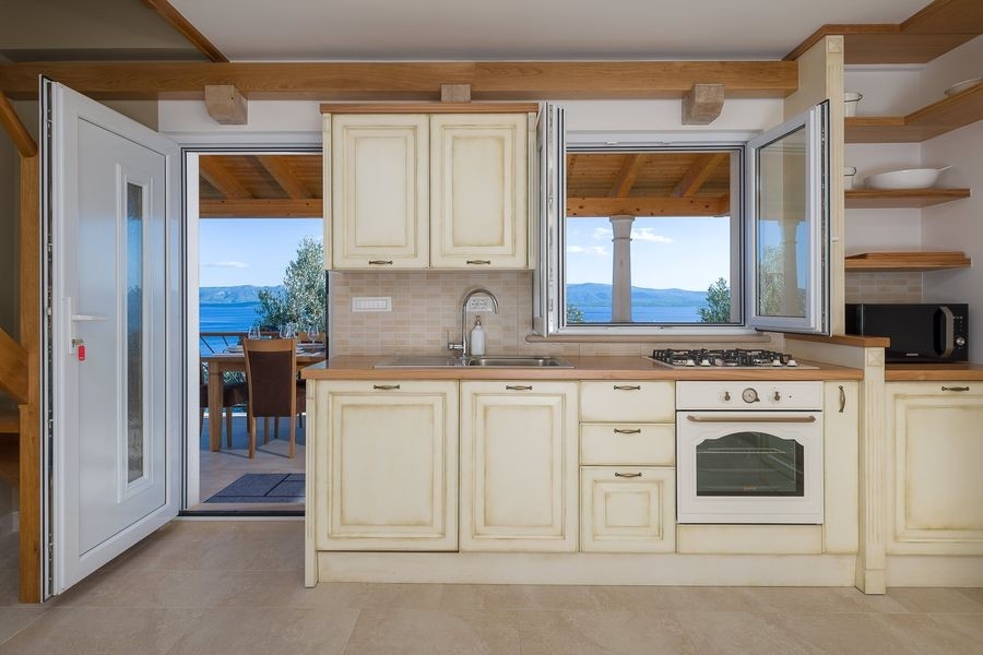 Helle Küche mit Fenster zum Meer
