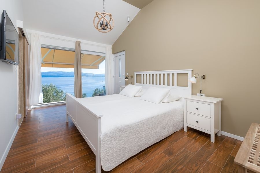 Schlafzimmer mit Doppelbett und Meerblick