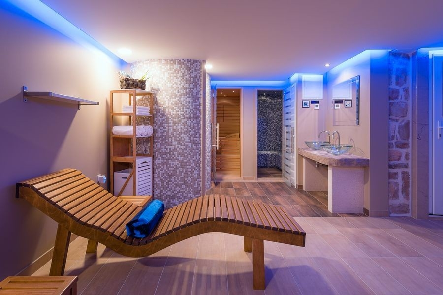 Wellnessbereich mit Sauna und Ruheliege