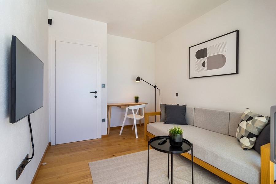 Sitzbereich mit Sofa und Fernseher