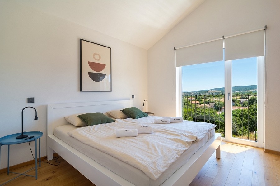 Schlafzimmer mit Doppelbett und Ausblick