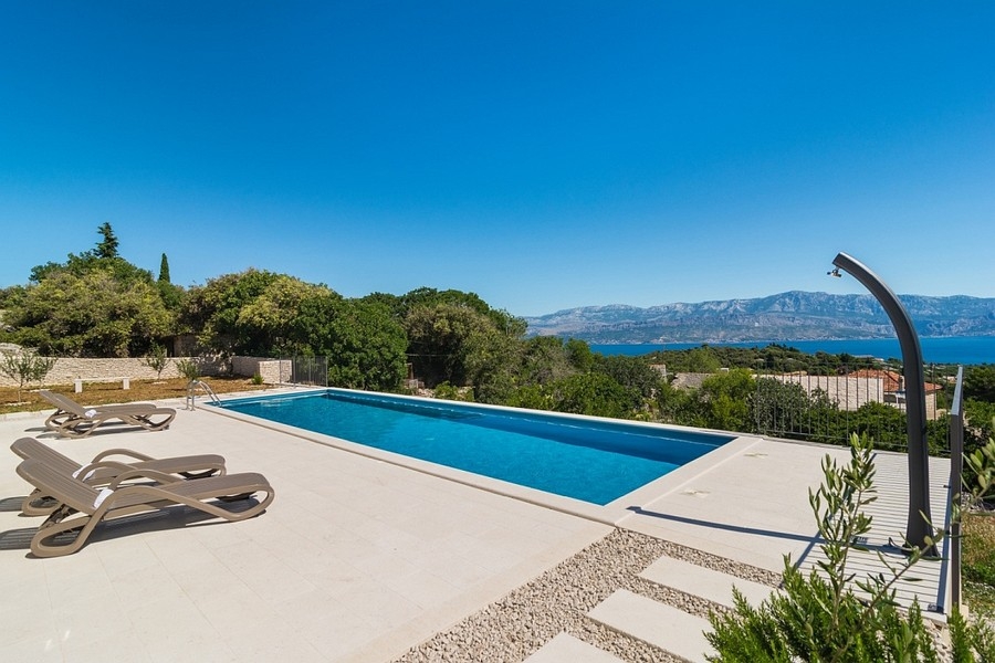 Poolbereich mit Panoramablick aufs Meer