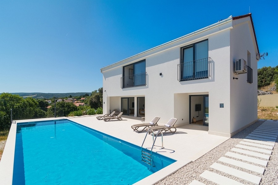 Modernes Haus mit Pool und Meerblick in Kroatien