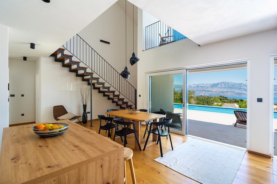 Essbereich mit Treppe und Terrassenzugang