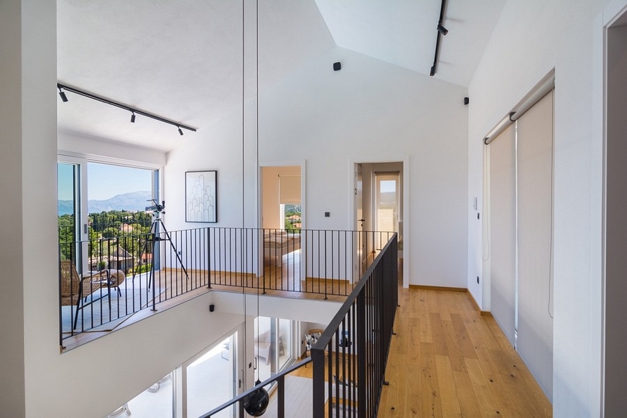 Galerie im Obergeschoss mit Meerblick