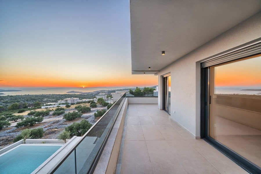 Terrasse mit Panoramablick bei Sonnenuntergang