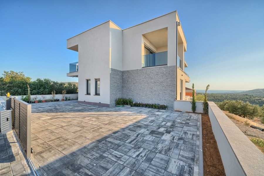 Außenansicht der Villa mit Vorplatz