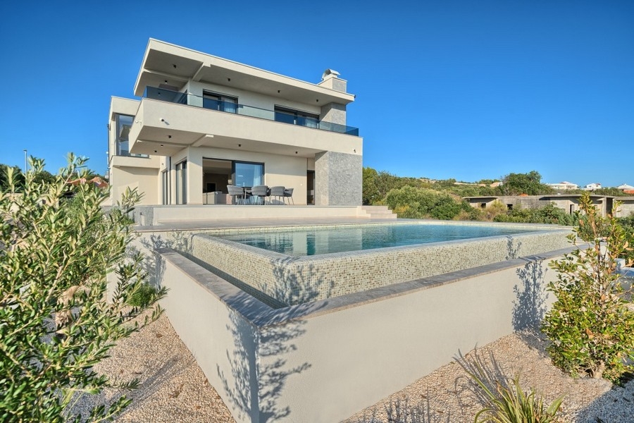 Außenansicht der Villa mit Pool und Garten in Kroatien