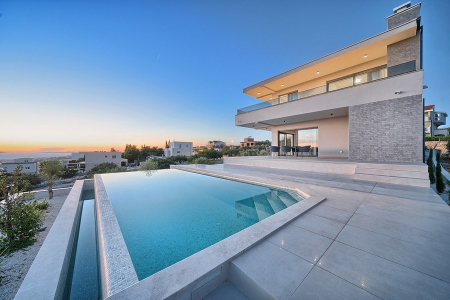 Villa mit Swimmingpool bei Sonnenuntergang