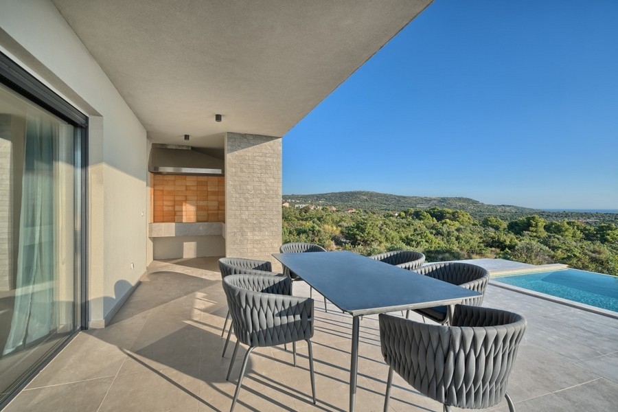 Überdachte Terrasse mit Sitzbereich und Ausblick