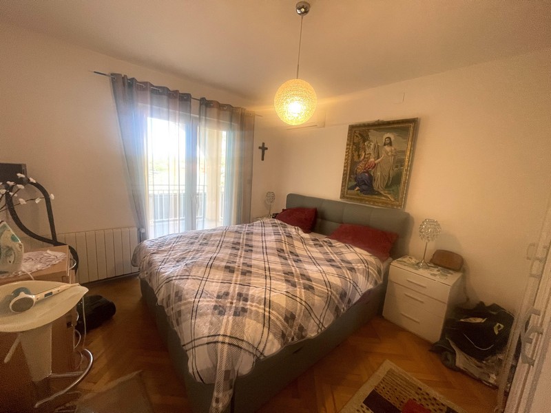 Gemütliches Schlafzimmer mit Doppelbett