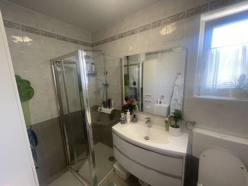 Modernes Badezimmer mit Dusche