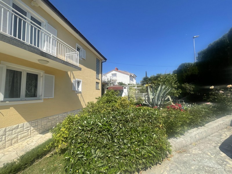 Seitenansicht des Hauses mit Garten in Kroatien