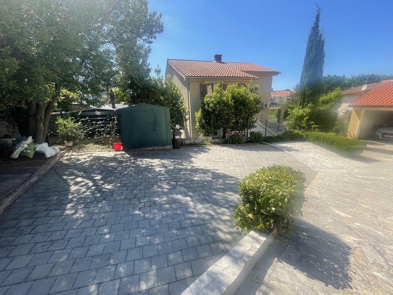 Gepflasterter Vorplatz mit Garten