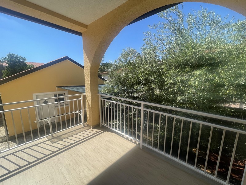 Überdachte Terrasse mit Gartenblick
