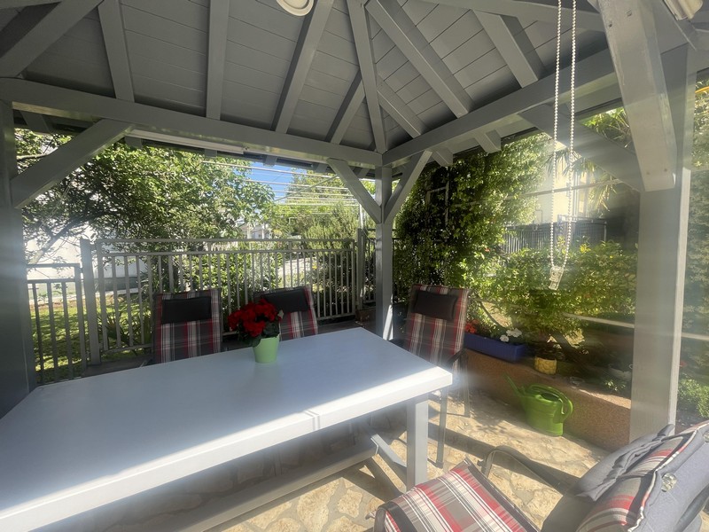 Überdachter Sitzplatz im Garten