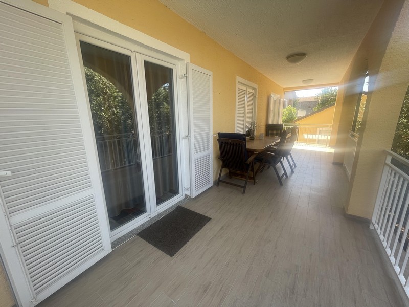 Langer überdachter Balkon am Haus