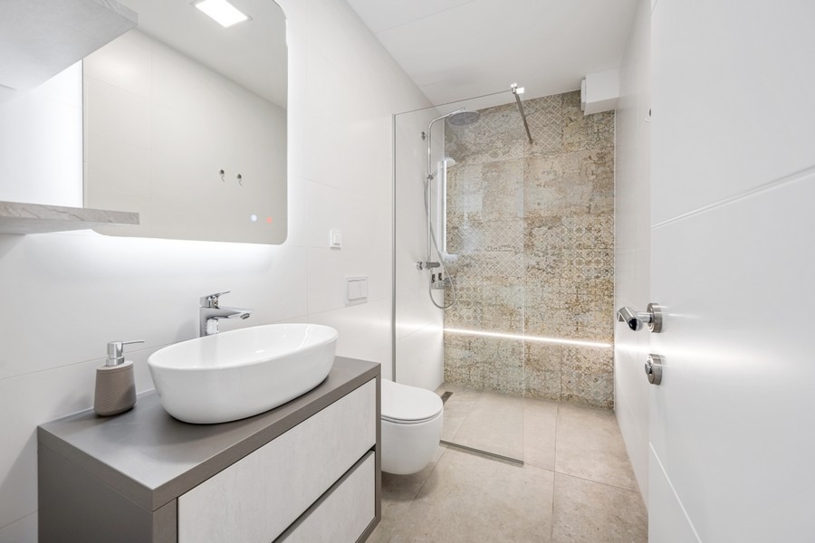 Modernes Badezimmer mit Dusche