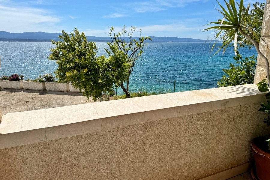 Terrasse mit Meerblick im Steinhaus auf der Insel Brac