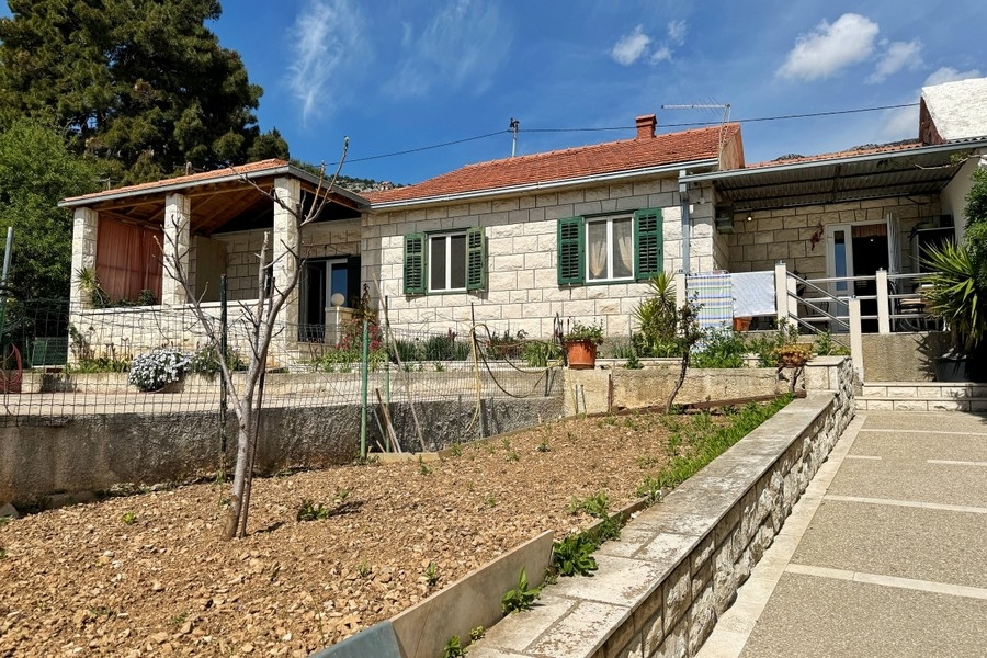 Außenansicht des Steinhauses in Kroatien