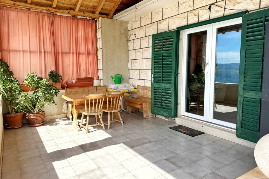 Überdachte Terrasse mit Sitzplatz und Meerblick