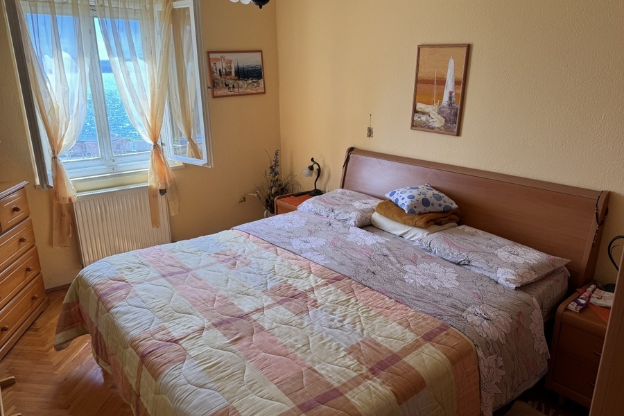 Schlafzimmer mit Fenster und Meerblick in Kroatien
