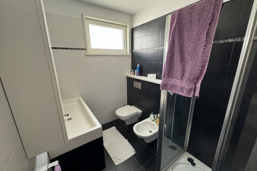 Badezimmer mit Fliesen im Steinhaus auf Brac